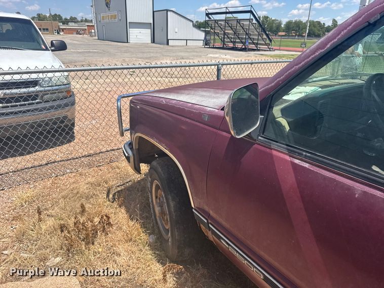 image for item EW4960 1993 Chevrolet K2500 pickup truck