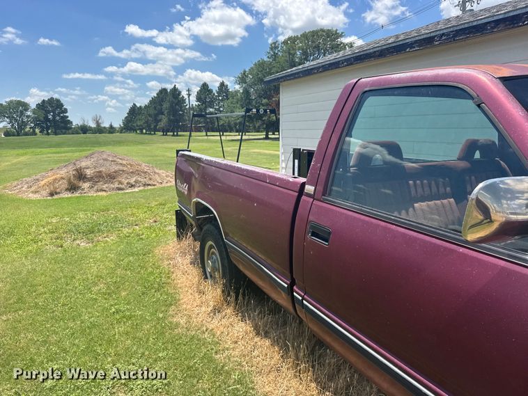 image for item EW4960 1993 Chevrolet K2500 pickup truck