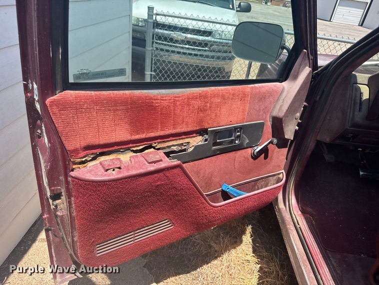 image for item EW4960 1993 Chevrolet K2500 pickup truck