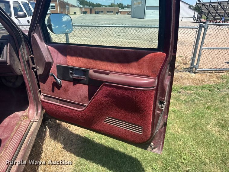 image for item EW4960 1993 Chevrolet K2500 pickup truck