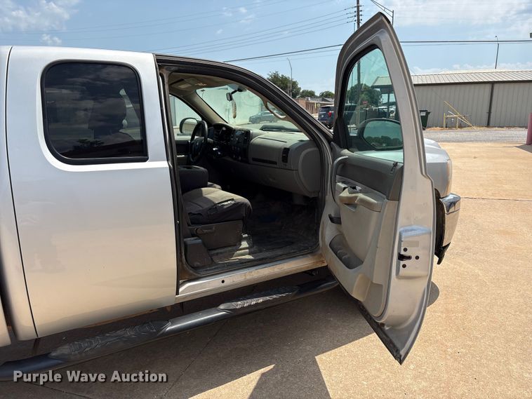 image for item EX0000 2012 Chevrolet Silverado 2500HD Ext. Cab pickup truck