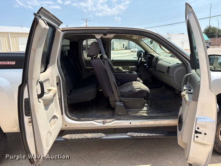 image for item EX0000 2012 Chevrolet Silverado 2500HD Ext. Cab pickup truck