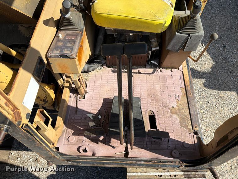 image for item EX4017 1989 Caterpillar E110B excavator