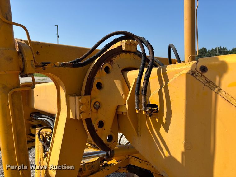 image for item FC1768 1968 John Deere 570 motor grader