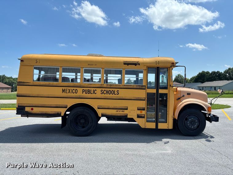 image for item FC1776 1994 International 3700 school bus