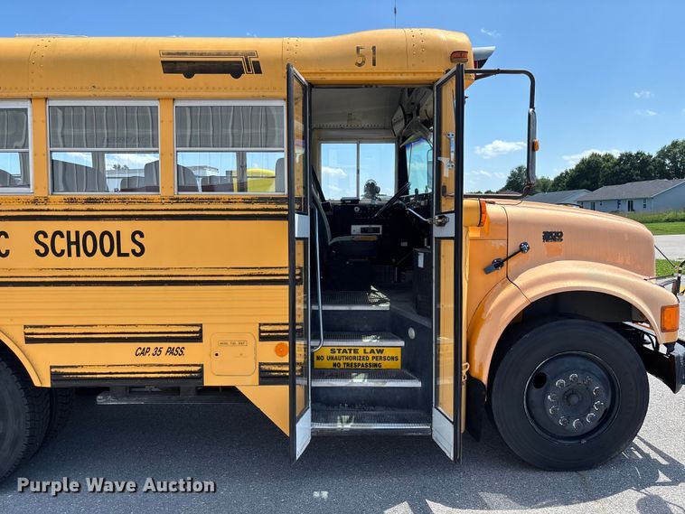image for item FC1776 1994 International 3700 school bus