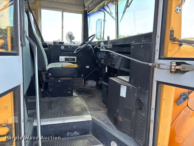 image for item FC1776 1994 International 3700 school bus