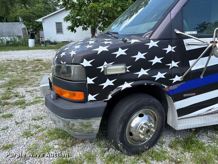 image for item FC1788 2006 GMC Savana ambulance