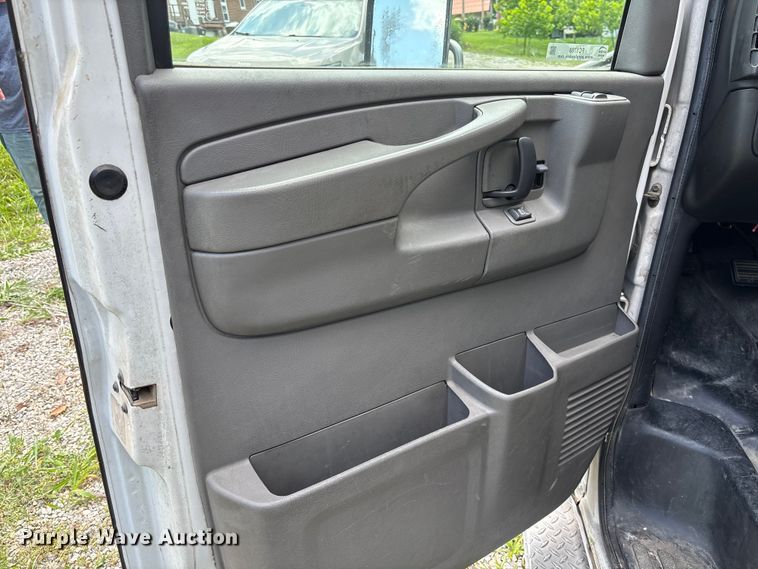 image for item FC1788 2006 GMC Savana ambulance