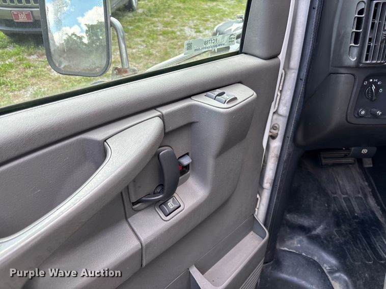 image for item FC1788 2006 GMC Savana ambulance