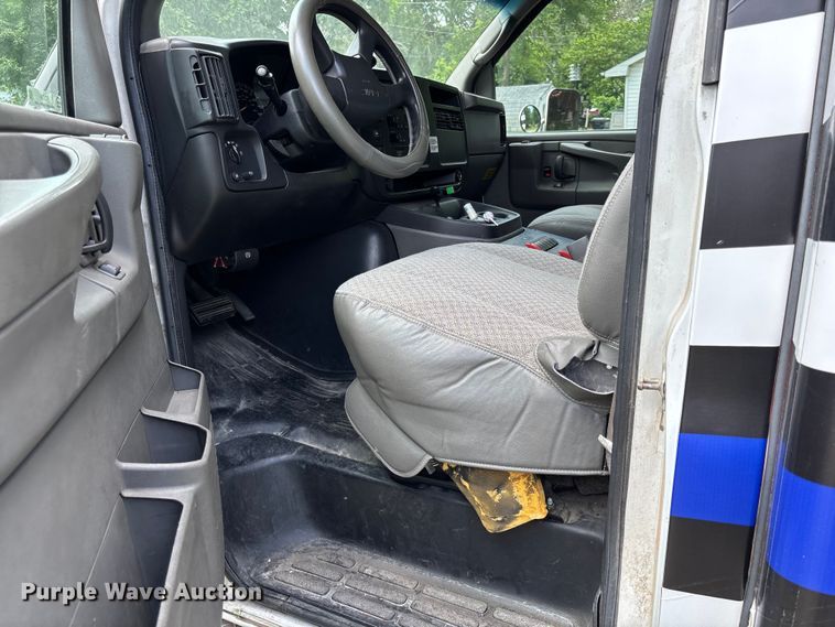 image for item FC1788 2006 GMC Savana ambulance