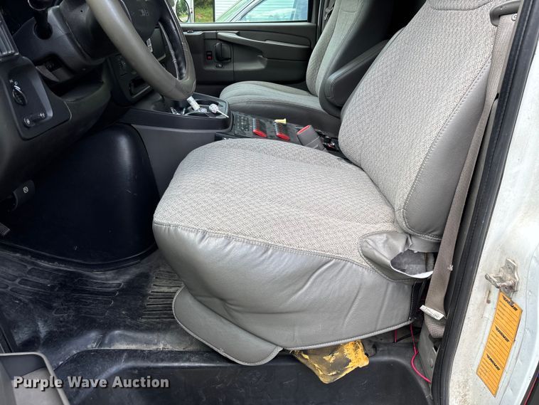 image for item FC1788 2006 GMC Savana ambulance