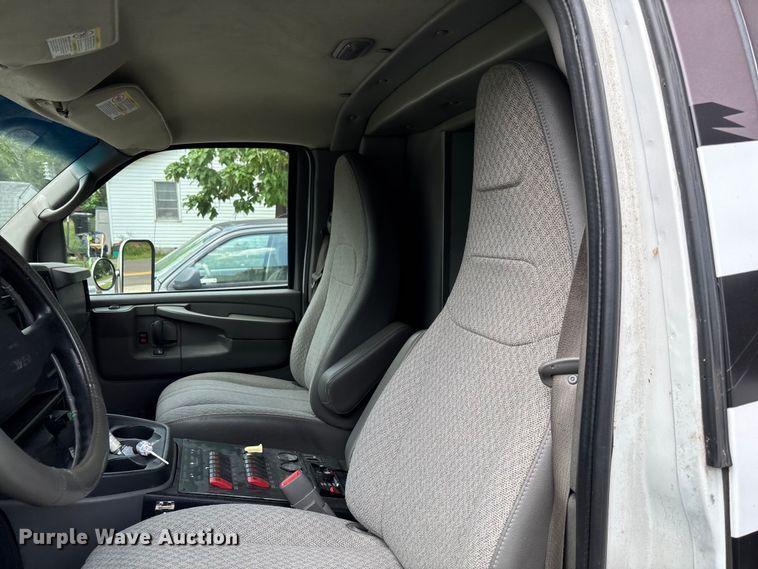 image for item FC1788 2006 GMC Savana ambulance