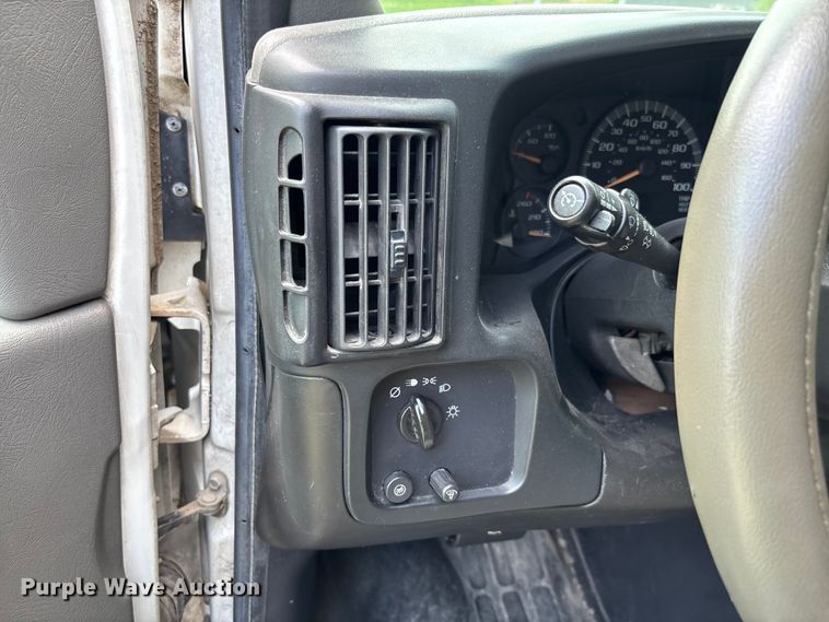 image for item FC1788 2006 GMC Savana ambulance