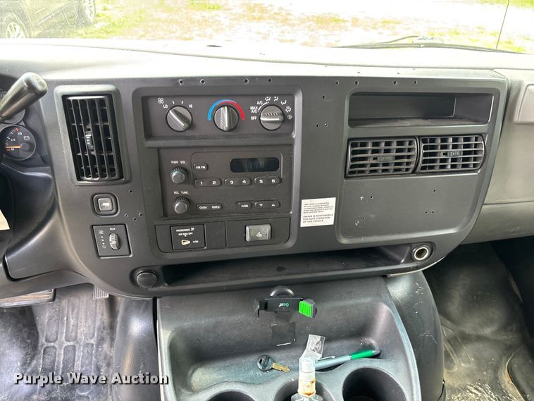 image for item FC1788 2006 GMC Savana ambulance