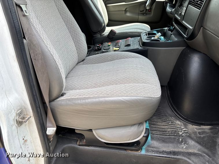 image for item FC1788 2006 GMC Savana ambulance