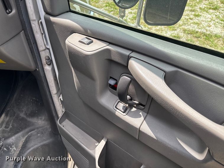 image for item FC1788 2006 GMC Savana ambulance