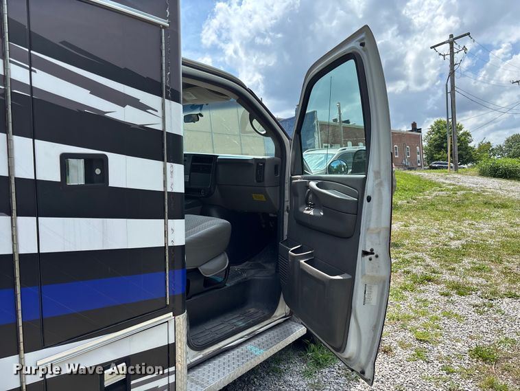 image for item FC1788 2006 GMC Savana ambulance