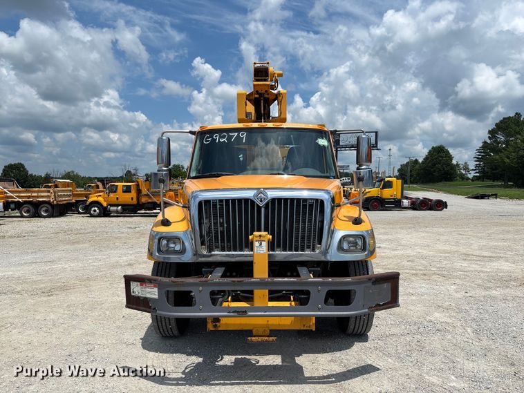 image for item FC1817 2007 International 7400 bucket truck