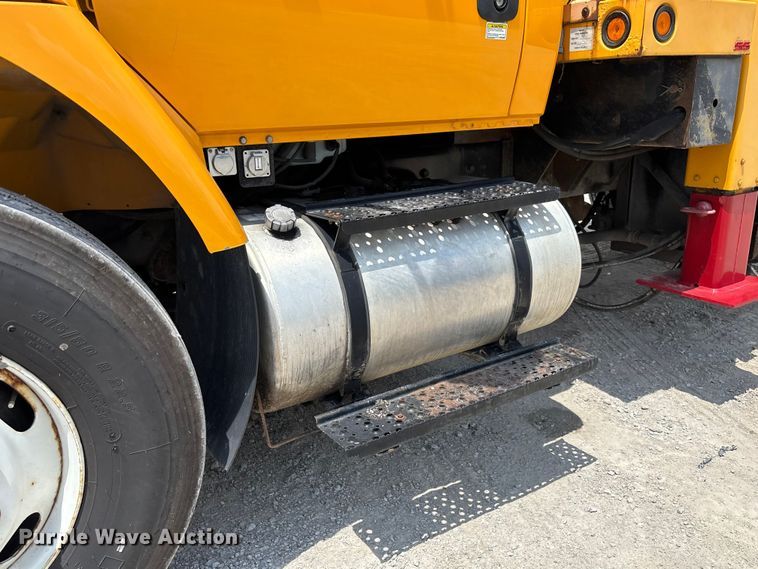 image for item FC1817 2007 International 7400 bucket truck