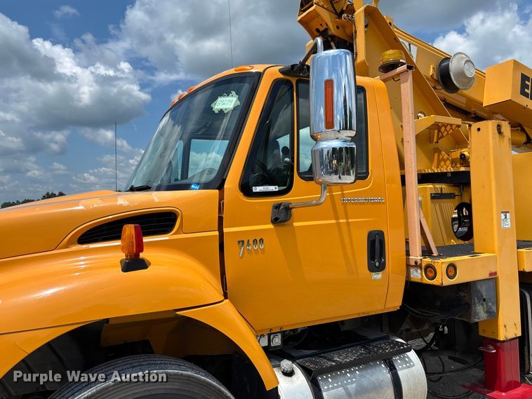 image for item FC1817 2007 International 7400 bucket truck