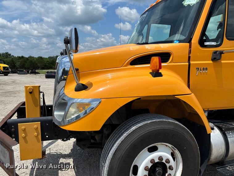 image for item FC1817 2007 International 7400 bucket truck
