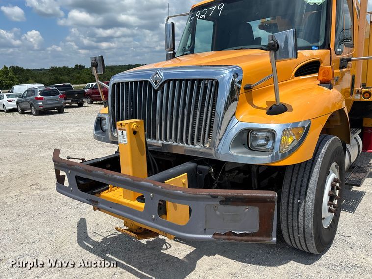 image for item FC1817 2007 International 7400 bucket truck