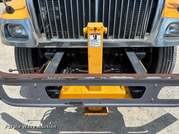 image for item FC1817 2007 International 7400 bucket truck