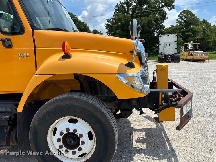 image for item FC1817 2007 International 7400 bucket truck