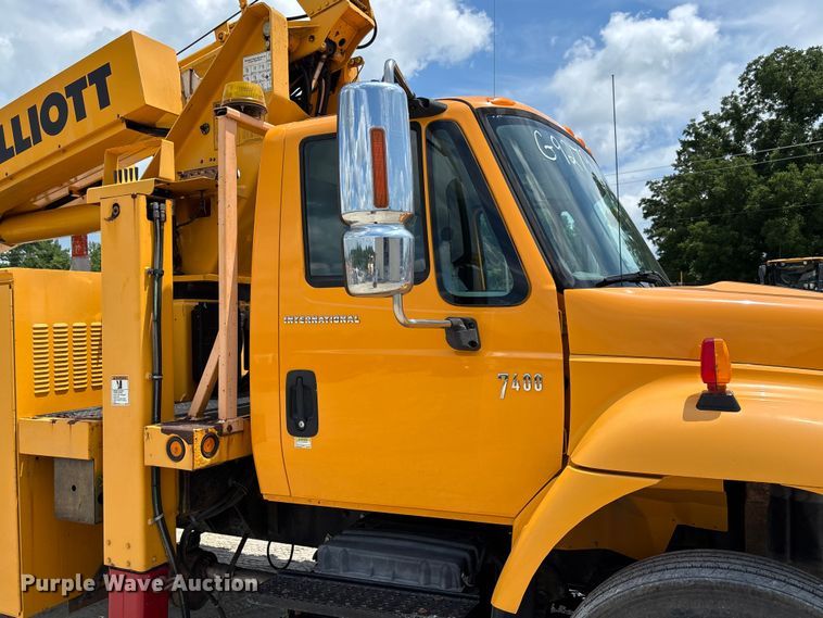 image for item FC1817 2007 International 7400 bucket truck
