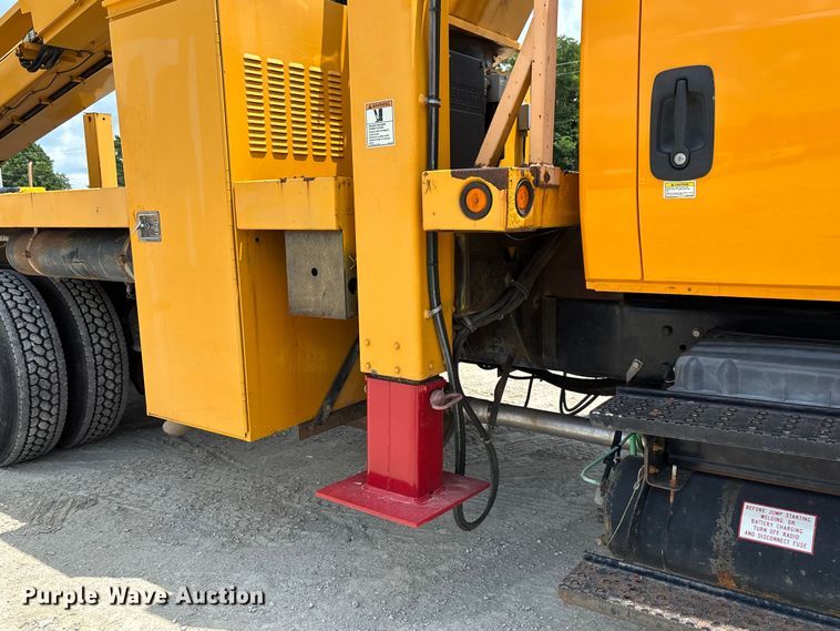 image for item FC1817 2007 International 7400 bucket truck