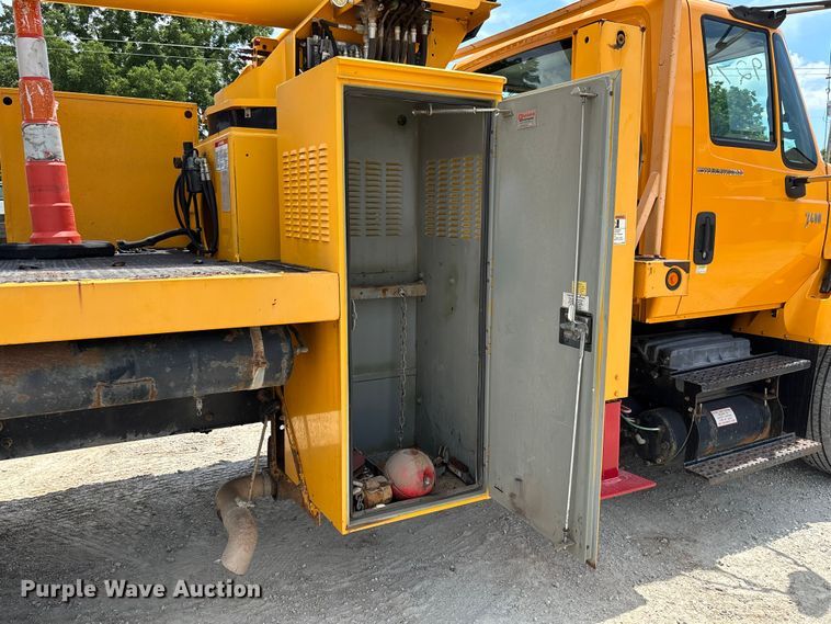 image for item FC1817 2007 International 7400 bucket truck