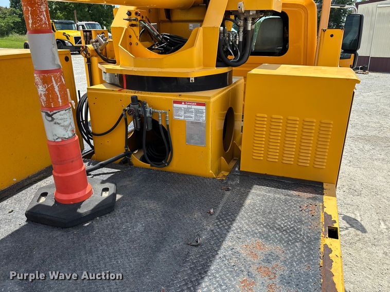 image for item FC1817 2007 International 7400 bucket truck