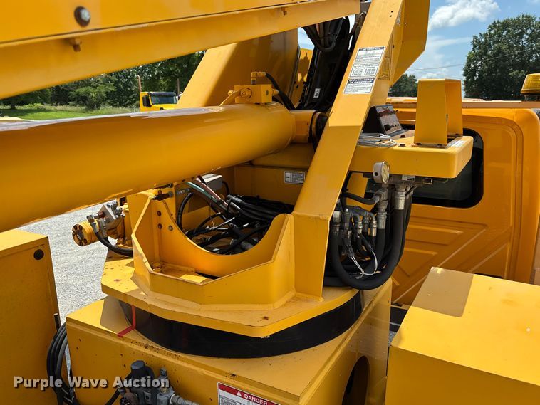 image for item FC1817 2007 International 7400 bucket truck