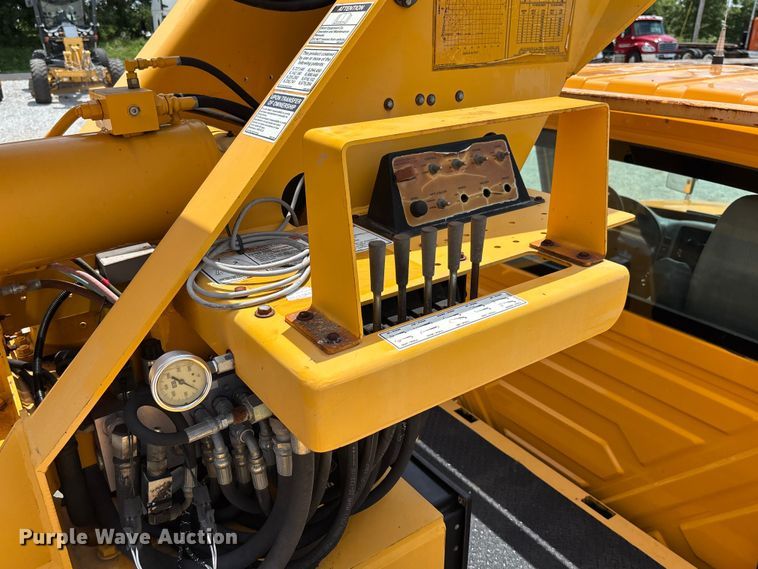 image for item FC1817 2007 International 7400 bucket truck