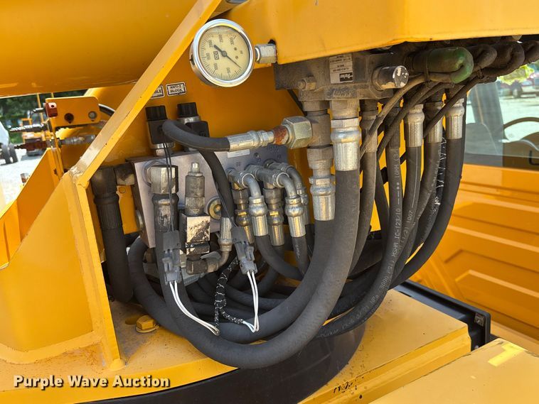 image for item FC1817 2007 International 7400 bucket truck
