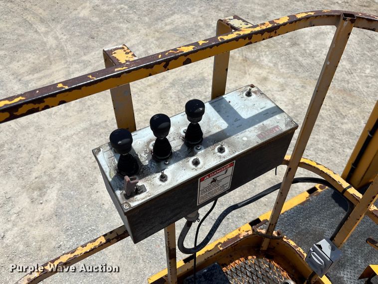 image for item FC1817 2007 International 7400 bucket truck