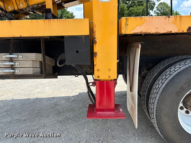 image for item FC1817 2007 International 7400 bucket truck