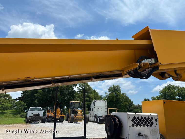 image for item FC1817 2007 International 7400 bucket truck