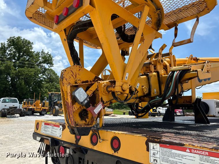 image for item FC1817 2007 International 7400 bucket truck