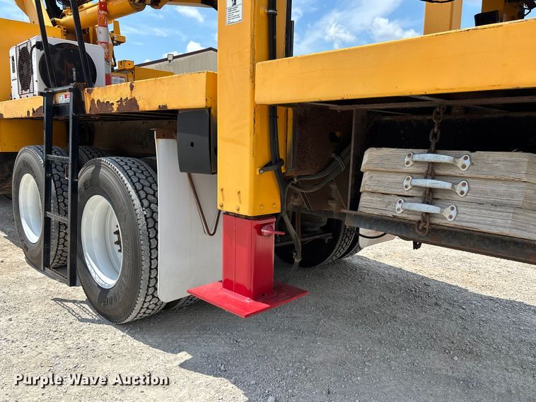 image for item FC1817 2007 International 7400 bucket truck