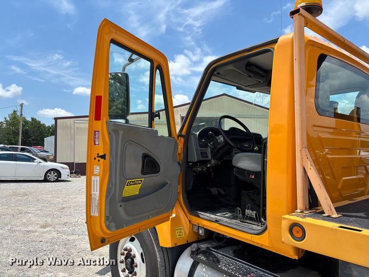 image for item FC1817 2007 International 7400 bucket truck