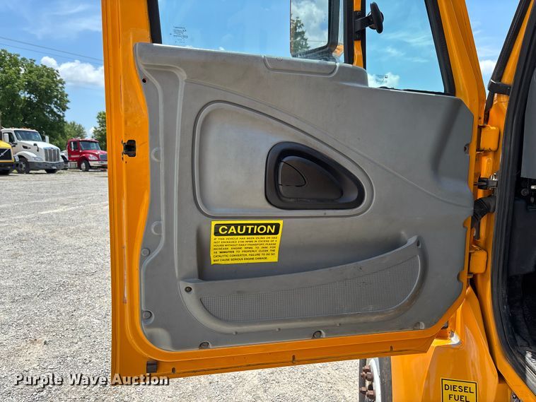 image for item FC1817 2007 International 7400 bucket truck