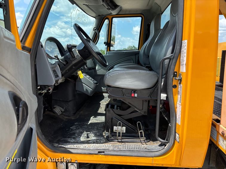 image for item FC1817 2007 International 7400 bucket truck