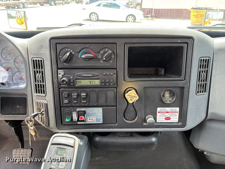 image for item FC1817 2007 International 7400 bucket truck