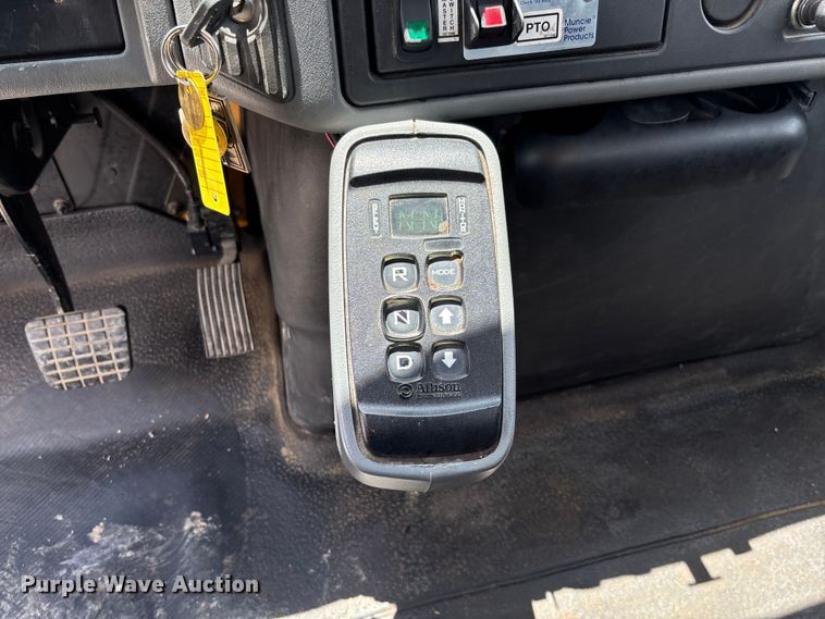 image for item FC1817 2007 International 7400 bucket truck
