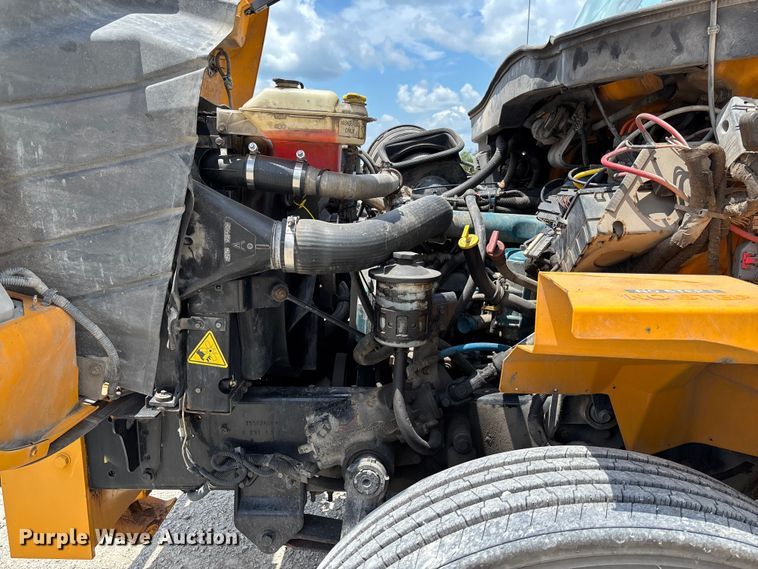 image for item FC1817 2007 International 7400 bucket truck