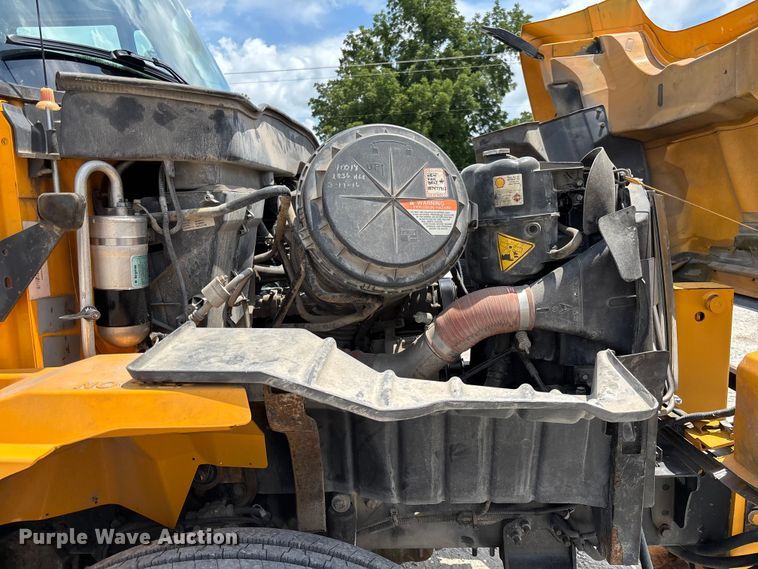 image for item FC1817 2007 International 7400 bucket truck