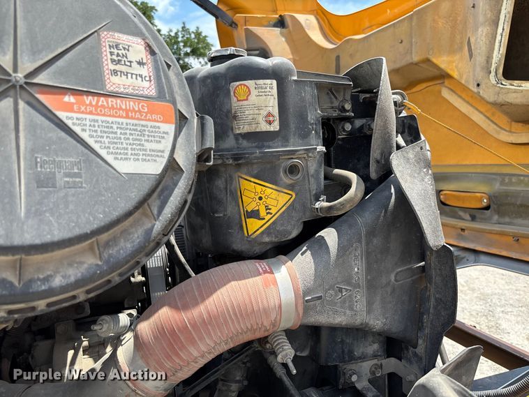 image for item FC1817 2007 International 7400 bucket truck