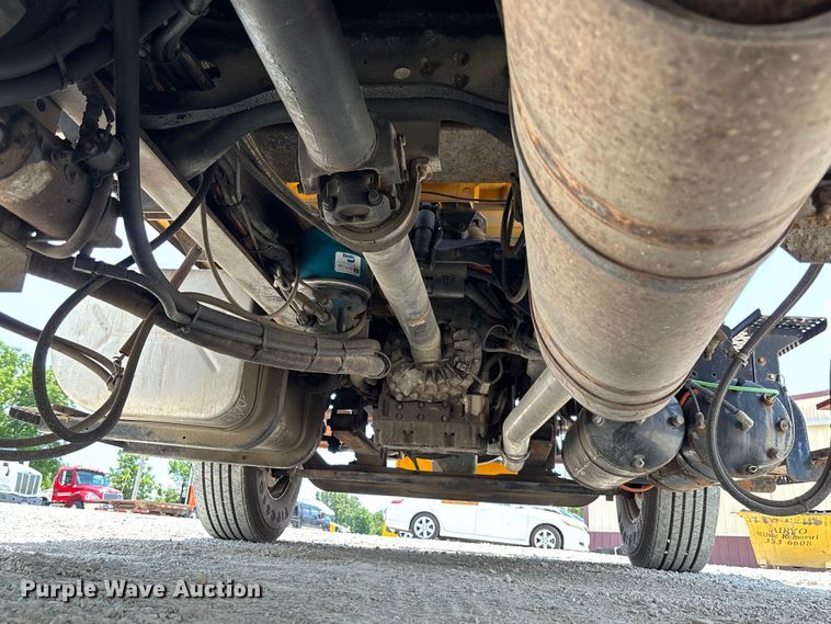 image for item FC1817 2007 International 7400 bucket truck
